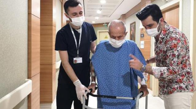 100 torunu olan 103 yaşındaki Hacı Amca koronayı kendi kendine yenip protez ameliyatı oldu