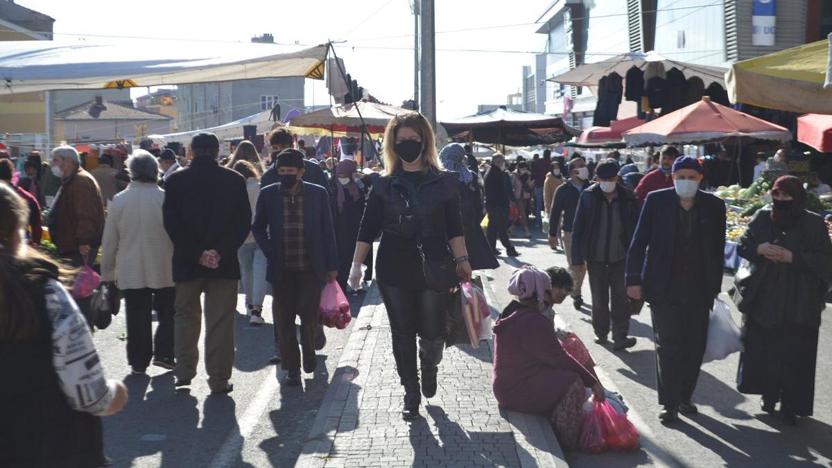Yılbaşı kısıtlaması öncesi akın akın sokağa çıkıyorlar