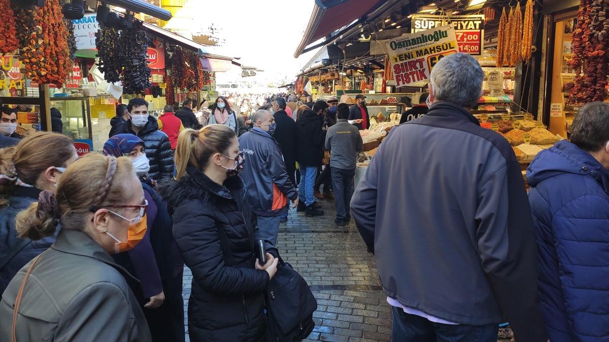 Yılbaşı alışverişinde pandemi kuralları hiçe sayıldı