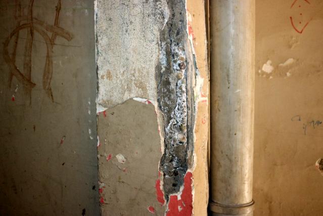 8 katlı binanın sakinleri diken üstünde! Kolonlar çürük, sallantı yüzünden eve giremiyorlar