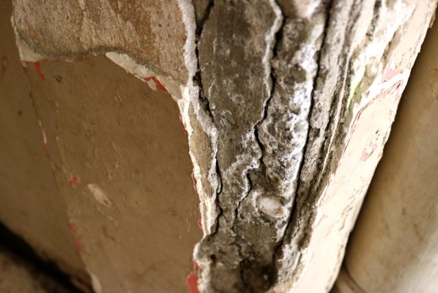 8 katlı binanın sakinleri diken üstünde! Kolonlar çürük, sallantı yüzünden eve giremiyorlar