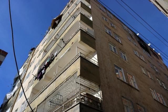 8 katlı binanın sakinleri diken üstünde! Kolonlar çürük, sallantı yüzünden eve giremiyorlar