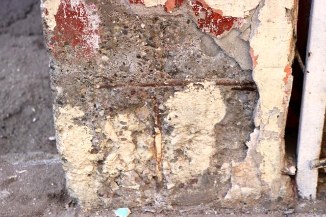 8 katlı binanın sakinleri diken üstünde! Kolonlar çürük, sallantı yüzünden eve giremiyorlar