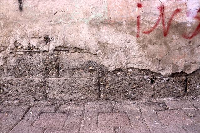 8 katlı binanın sakinleri diken üstünde! Kolonlar çürük, sallantı yüzünden eve giremiyorlar