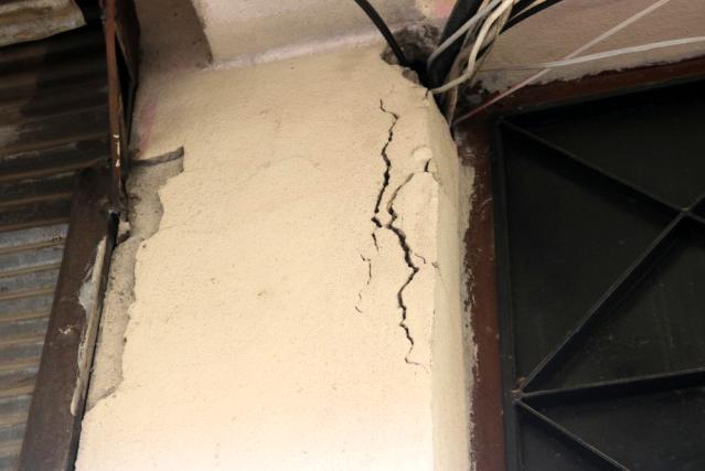 8 katlı binanın sakinleri diken üstünde! Kolonlar çürük, sallantı yüzünden eve giremiyorlar