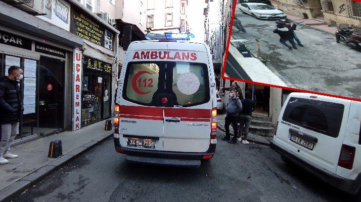 Beyoğlu'nda korkunç anlar: Boğazından bıçaklayıp kaçtı