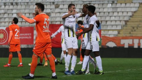 Menemenspor maçında kural hatası! `Futbolcu kardeşlerimden özür diliyorum`