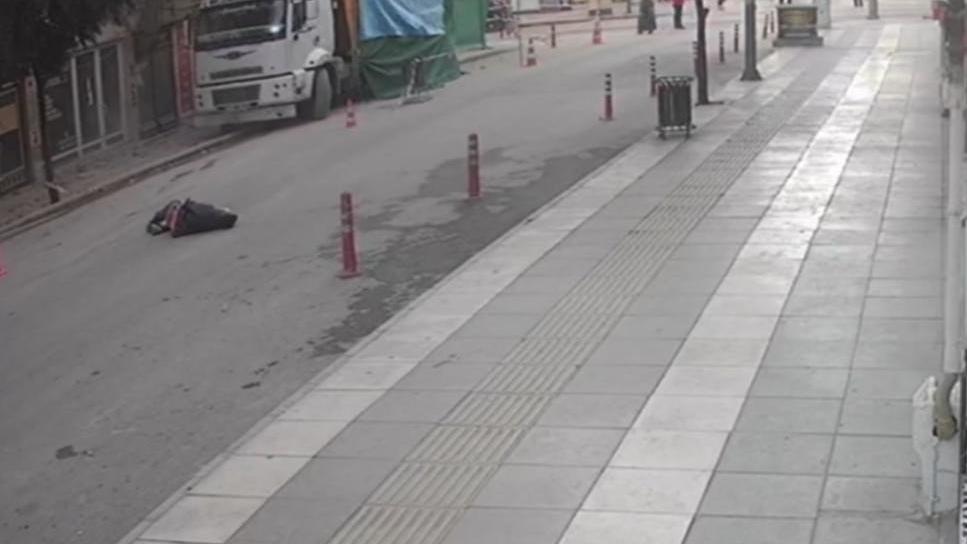 Deprem anında pencereden atladı, o anlar kamerada