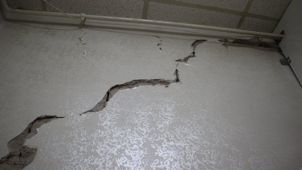 Elazığ depreminde hasar gören bina tahliye edildi