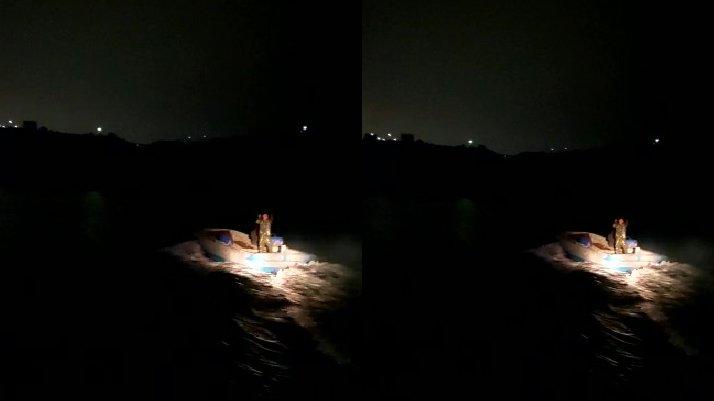 Kaçak midye avcılarının bırakıp kaçtığı tekne battı