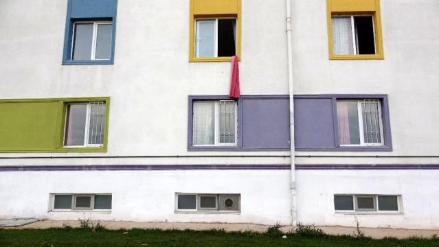 Filmlere konu olacak kaçış! Koronavirüs hastası genç, perde yardımıyla kaldığı yurttan firar etti