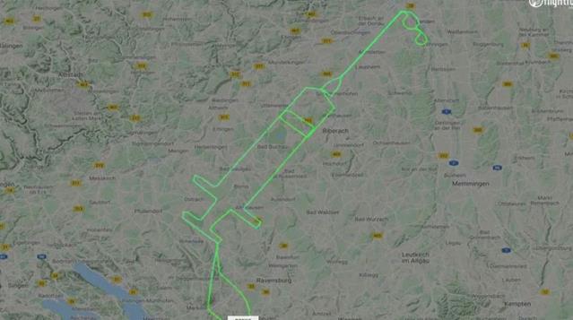 Genç pilot, halkı aşı konusunda bilinçlendirmek için gökyüzüne dev şırınga resmi çizdi