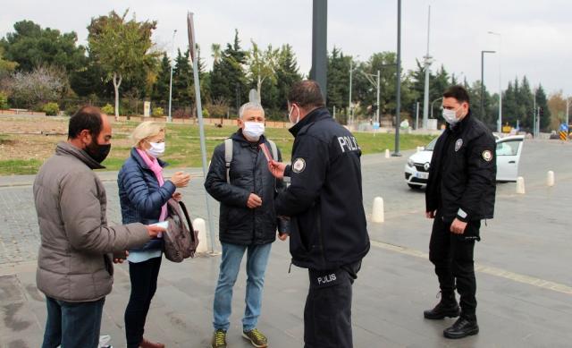 'Gidecek yerim yok' diyen vatandaşa, sokağa çıkma yasağını ihlalden ceza yazıldı 'Gidecek yerim yok' diyen vatandaşa, sokağa çıkma yasağını ihlalden ceza yazıldı