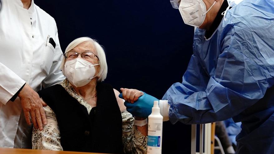 Almanya'dan corona virüsü aşısı kararı: Önce halk sonra Merkel