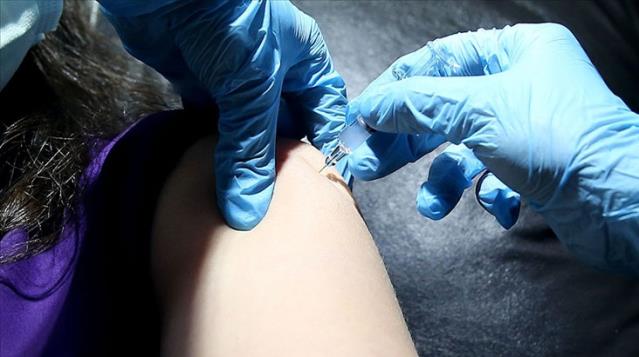 İngiltere'de koronavirüs aşısını önce olmak isteyenler 20 bin lira teklif ediyor