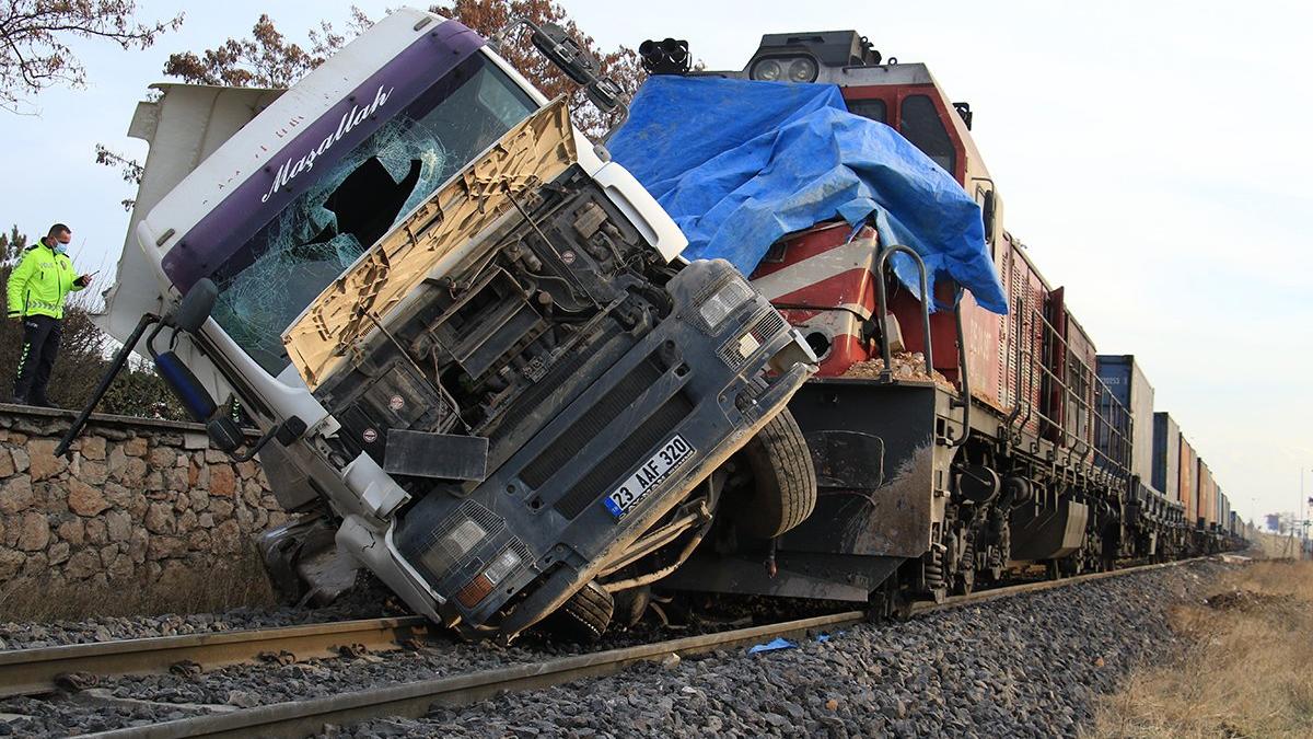 Tren, çarptığı TIR'ı 100 metre sürükledi: 5 yaralı