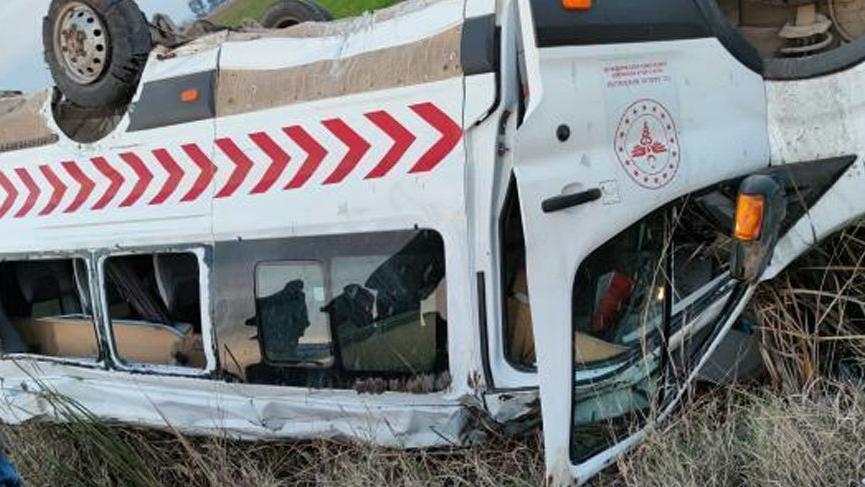Sağlık personelini taşıyan araç kaza yaptı: 1 kişi hayatını kaybetti, 1'i ağır 12 yaralı