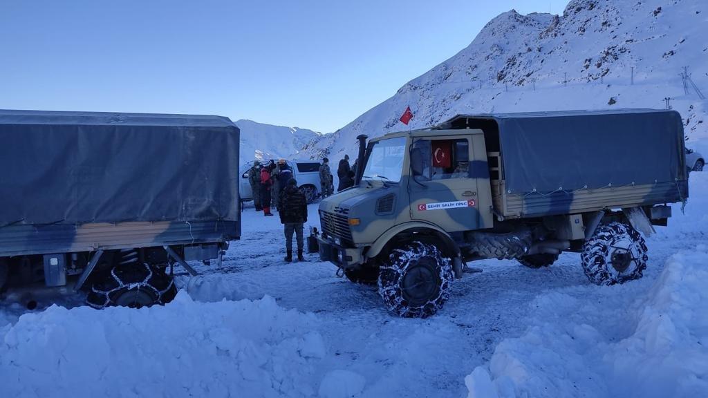 Bir asker çığ altında kalarak şehit oldu