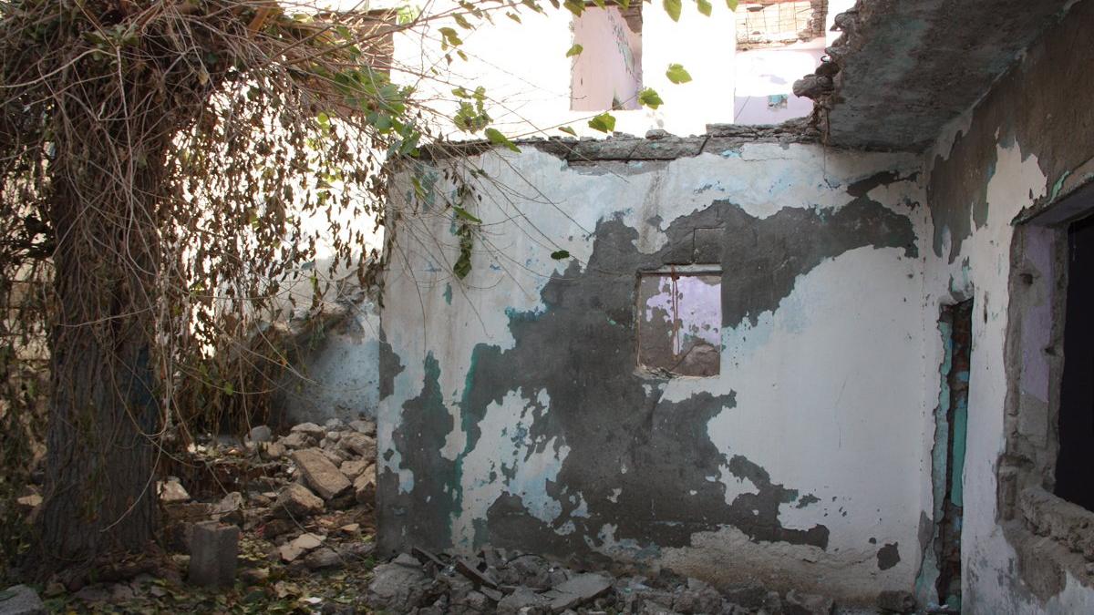 Kısıtlamada, metruk binada demir çıkaran genç göçük altında kaldı