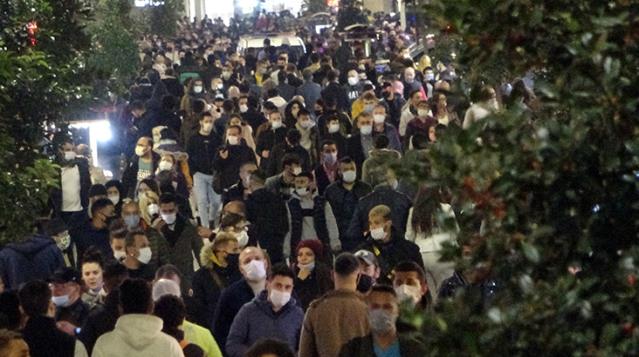 Yılbaşına saatler kala Taksim'deki kalabalık önceki yılları aratmadı