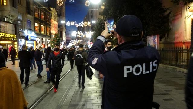 Yılbaşına saatler kala Taksim'deki kalabalık önceki yılları aratmadı