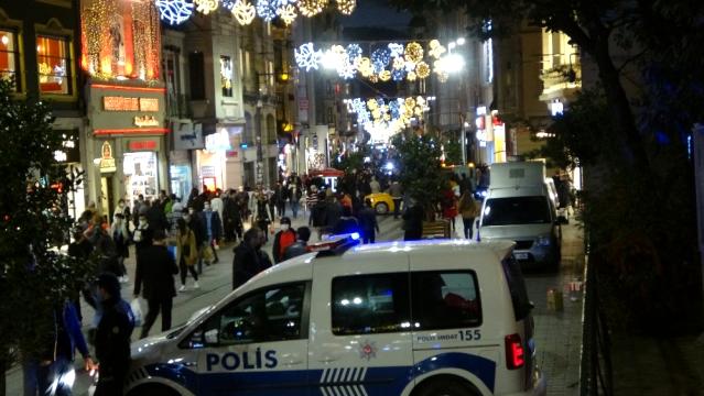 Yılbaşına saatler kala Taksim'deki kalabalık önceki yılları aratmadı