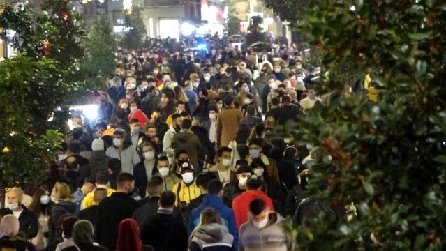 Yılbaşına saatler kala Taksim'deki kalabalık önceki yılları aratmadı