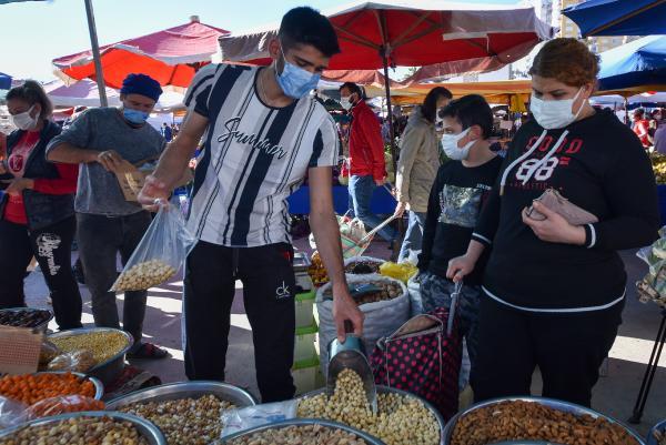 Yılbaşında 4 kişilik bir ailenin 'pijama, terlik, televizyon' keyfi, en az 200 lira Yılbaşında 4 kişilik bir ailenin 'pijama, terlik, televizyon' keyfi, en az 200 lira