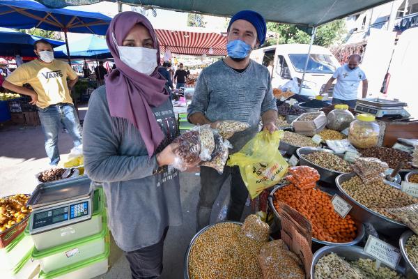 Yılbaşında 4 kişilik bir ailenin 'pijama, terlik, televizyon' keyfi, en az 200 lira Yılbaşında 4 kişilik bir ailenin 'pijama, terlik, televizyon' keyfi, en az 200 lira