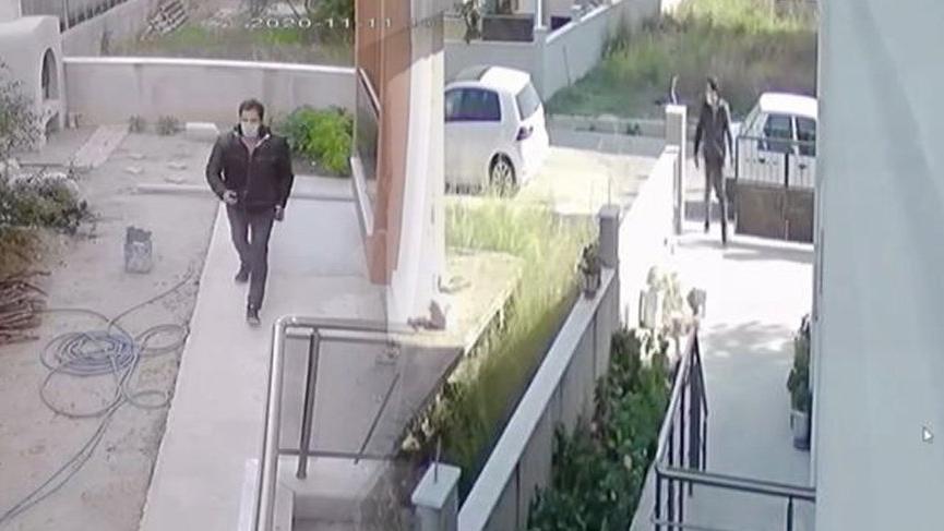 İki kişi yaşlı kadını darbedip ellerini kelepçeleyerek evdeki altınları aldı