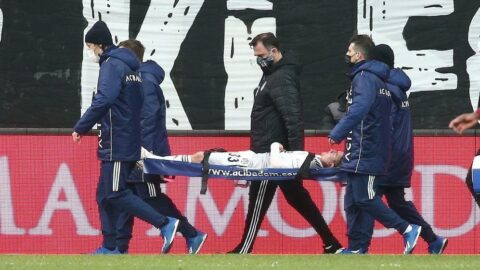 Rıdvan Yılmaz sakatlandı! Sedyeyle çıktı