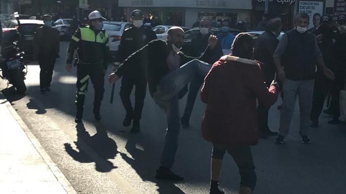Maske takmadı, kimlik soran polise bıçak çekti