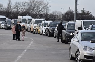 Karantina şartına rağmen sınırda yoğunluk