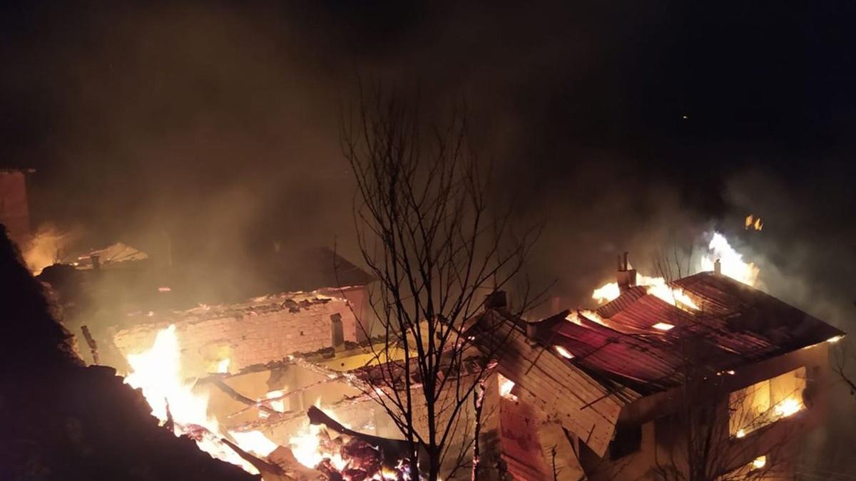 Yangın 7 evi küle çevirdi