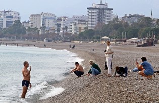 Antalya'da sahiller turistlere kaldı