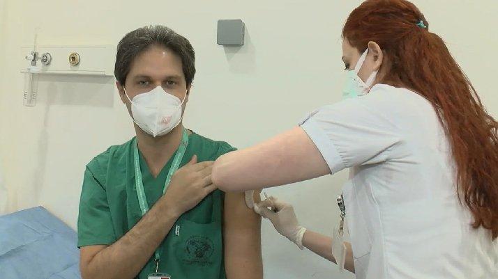 Sağlık çalışanları aşılanıyor