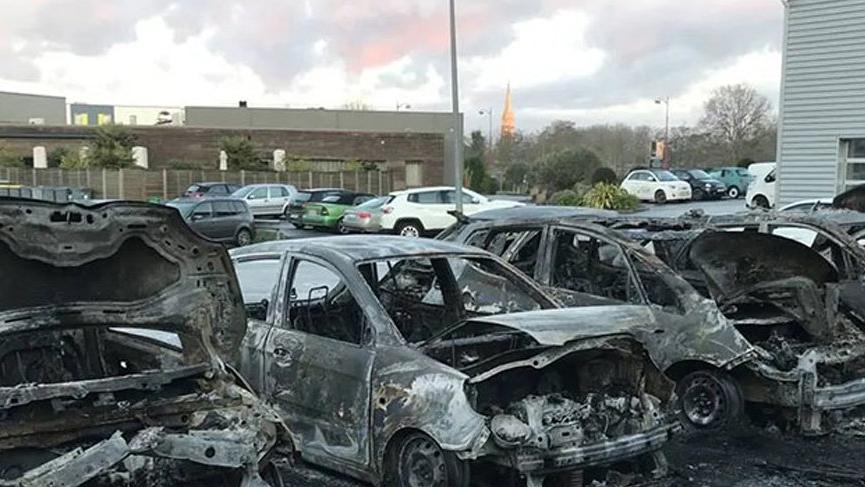 Fransa'da lüks araç bayisinde yangın: 40 araç kül oldu