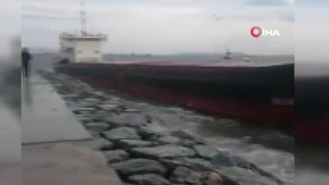 Hacizli gemi fırtınada sürüklenerek karaya oturdu