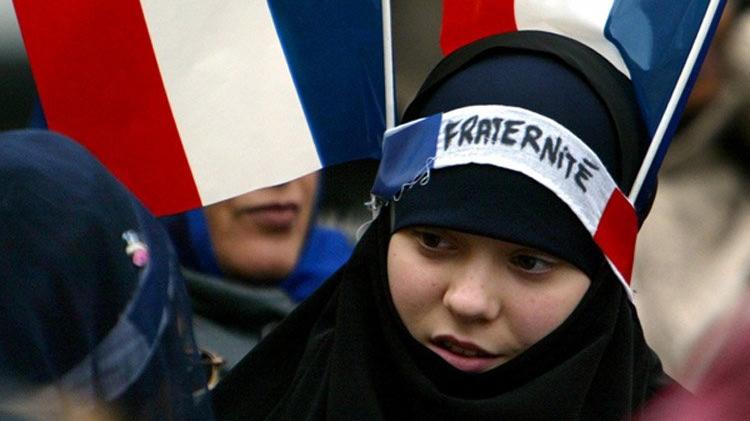 Fransa'da 18 yaşından küçüklere başörtüsü yasağı teklifi