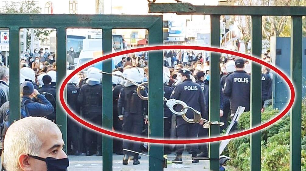 Son dakika... Boğaziçi Üniversitesi'nin kapısına takılan kelepçeyle ilgili inceleme başlatıldı