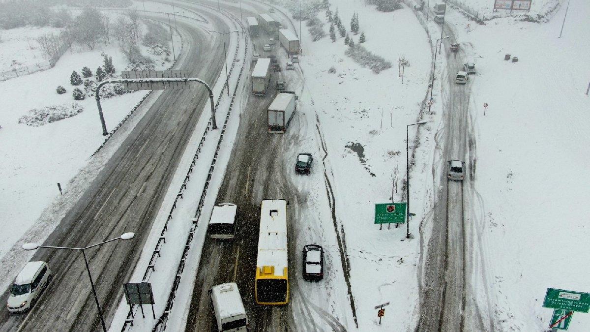 Bursa-İzmir otobanı kar yağışı sebebiyle trafiğe kapandı