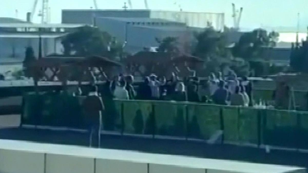 Terasta bu kez konfetili parti yaptılar