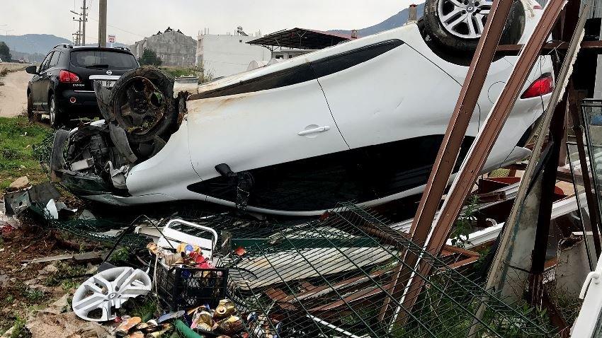 Hurdaya dönen otomobilden burnu bile kanamadan kurtuldu