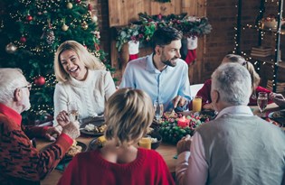 Corona virüsün yemek masasında nasıl yayıldığı modellendi: En az 6 kişiye bulaşıyor