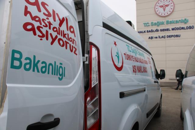 Çin'den Türkiye'ye getirilen koronavirüs aşıları, özel soğutma sistemine sahip araçlarla illere dağıtılacak