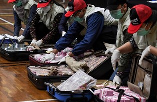 Endonezya yönetimi yolsuzluk skandalı ile sarsıldı