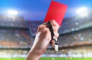 Kasıtlı öksüren futbolcuya kırmızı kart