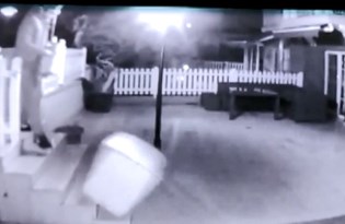 'Kırılabilir' yazısına aldırmayan kargocu ürünü merdivenden yuvarlayıp yere attı