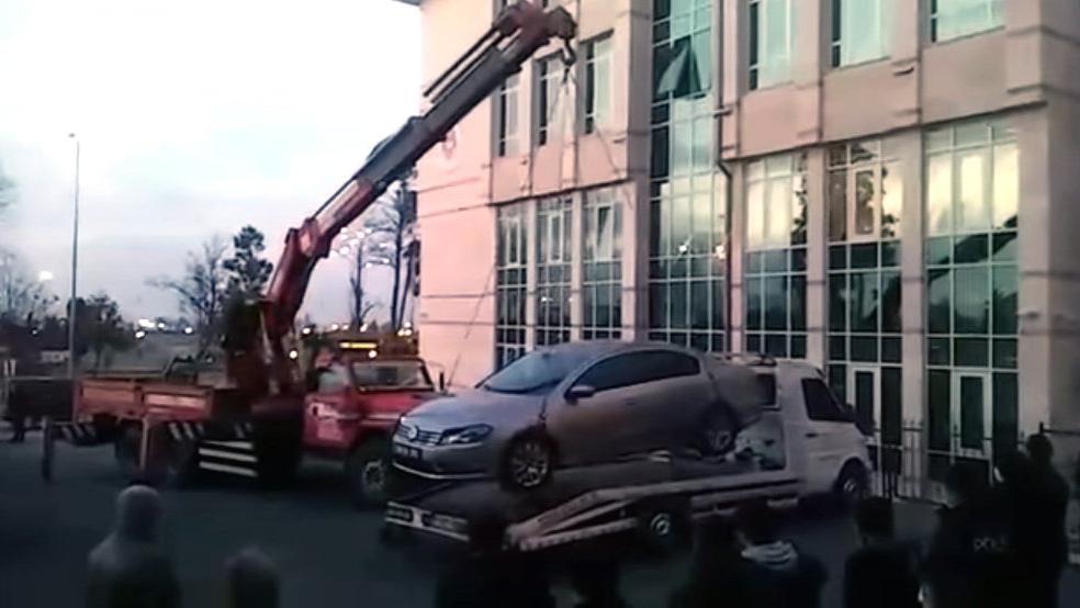 AKP'nin borçları yüzünden CHP'li Başkanın makam otosu haczedildi