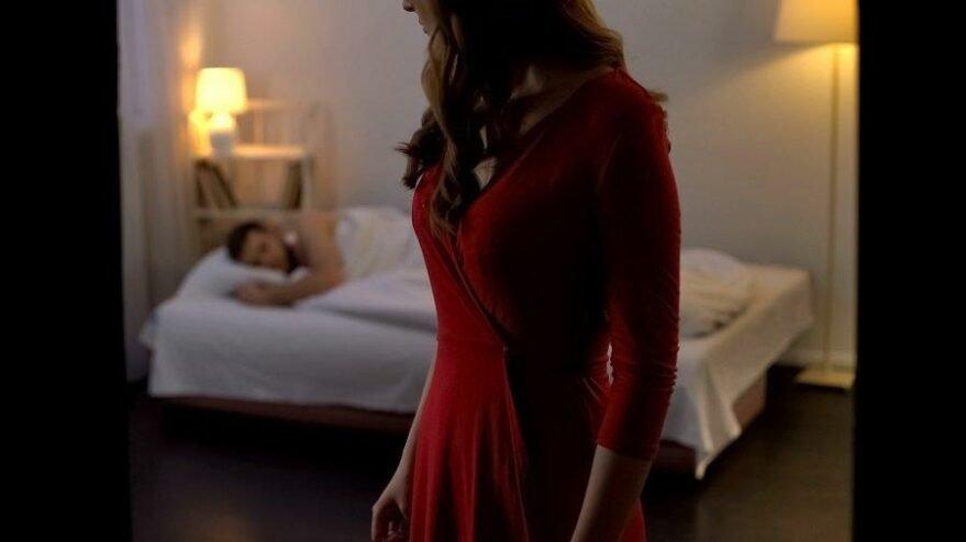 Yasak ilişkisinden olan bebeği aldattığı eşine çöpe attırdı